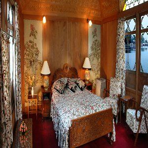 Welcomheritage Gurkha Houseboats Hotel