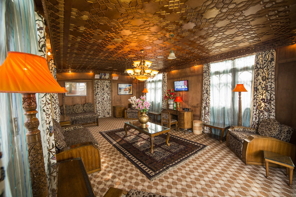 Aziz Group Of Houseboats Botel
