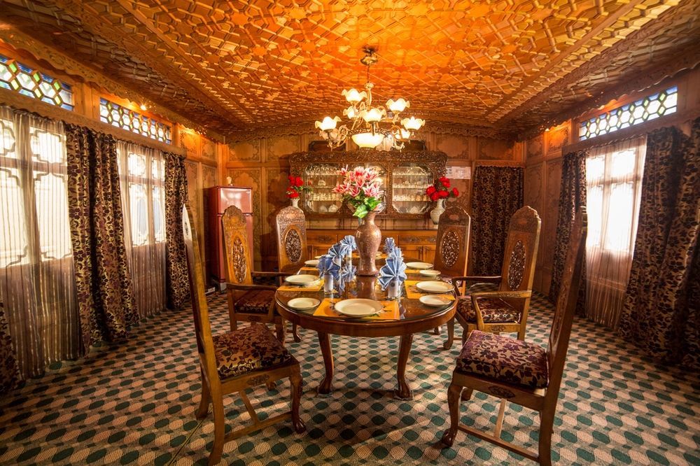 Aziz Group Of Houseboats Botel