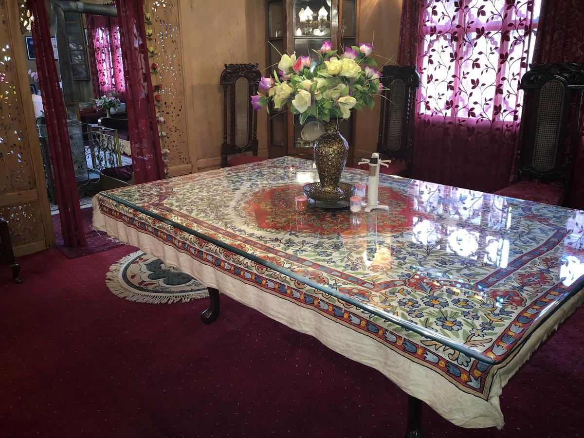 Houseboat Thao Bed & Breakfast