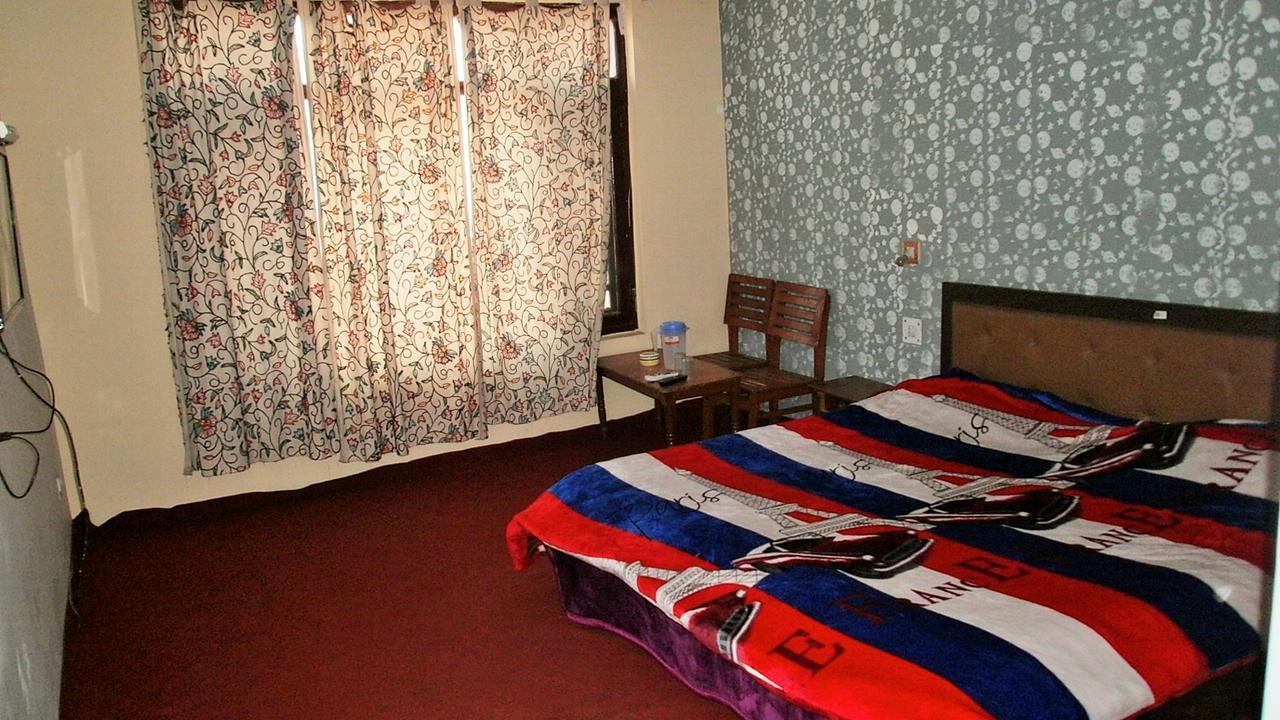 Isfhan Hotel *