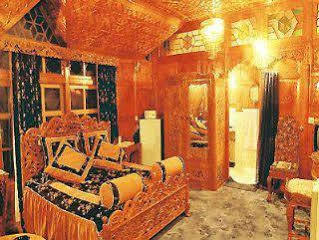 Houseboat Zaindari Palace