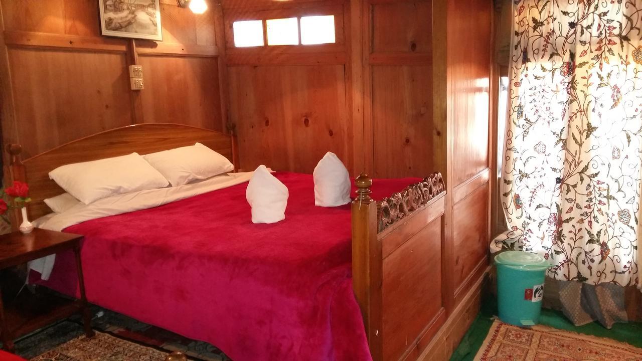Botel Jacqueline Houseboat *