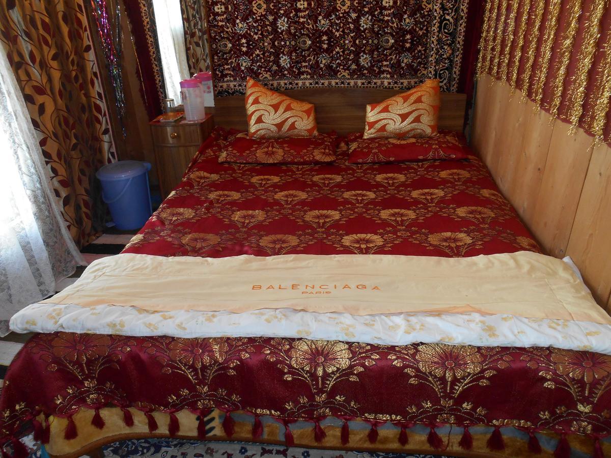 Houseboat Dunhill * Srinagar (Jammu and Kashmir)