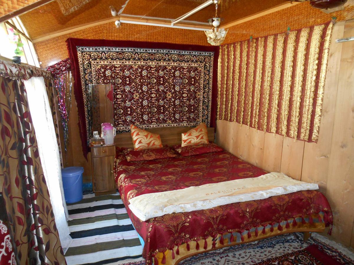 Houseboat Dunhill Bed & Breakfast Srinagar (Jammu and Kashmir)