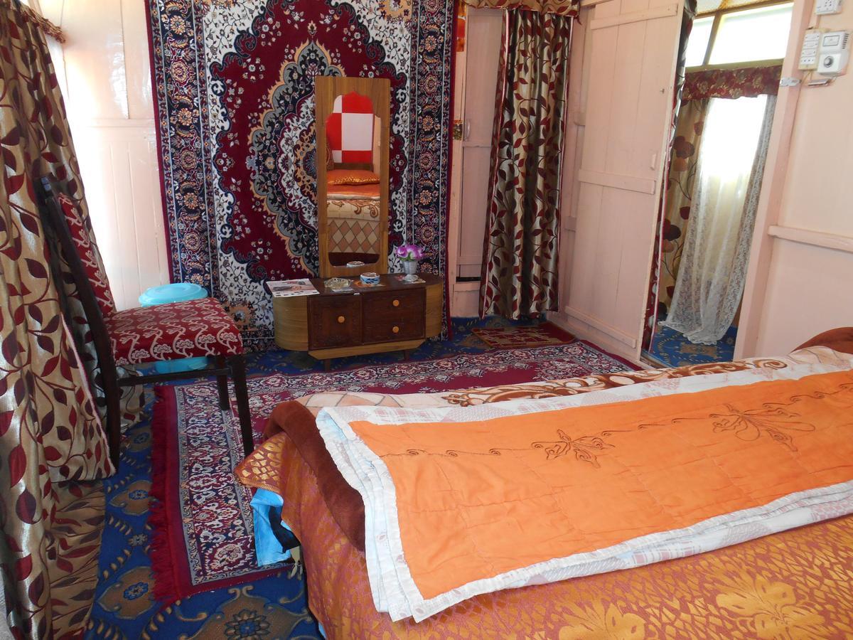 Houseboat Dunhill Bed & Breakfast