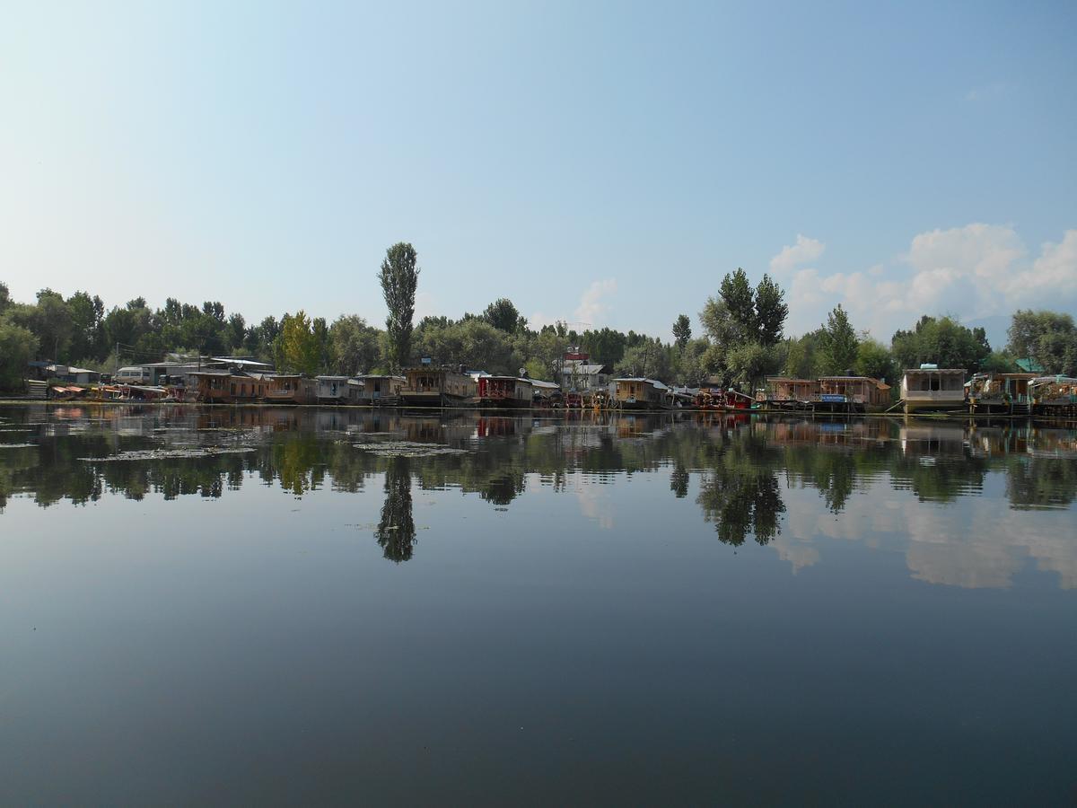 Houseboat Dunhill Srinagar (Jammu and Kashmir)