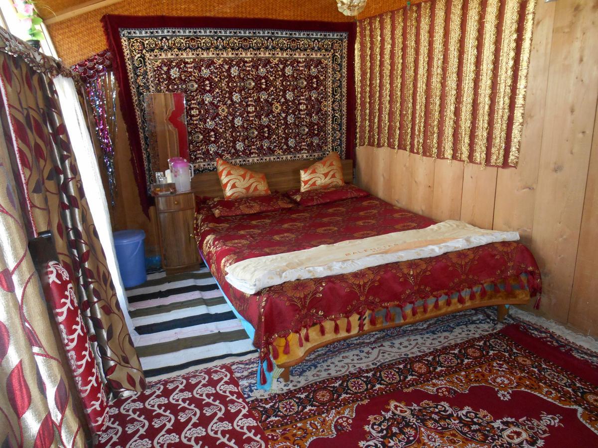 Houseboat Dunhill Bed & Breakfast *