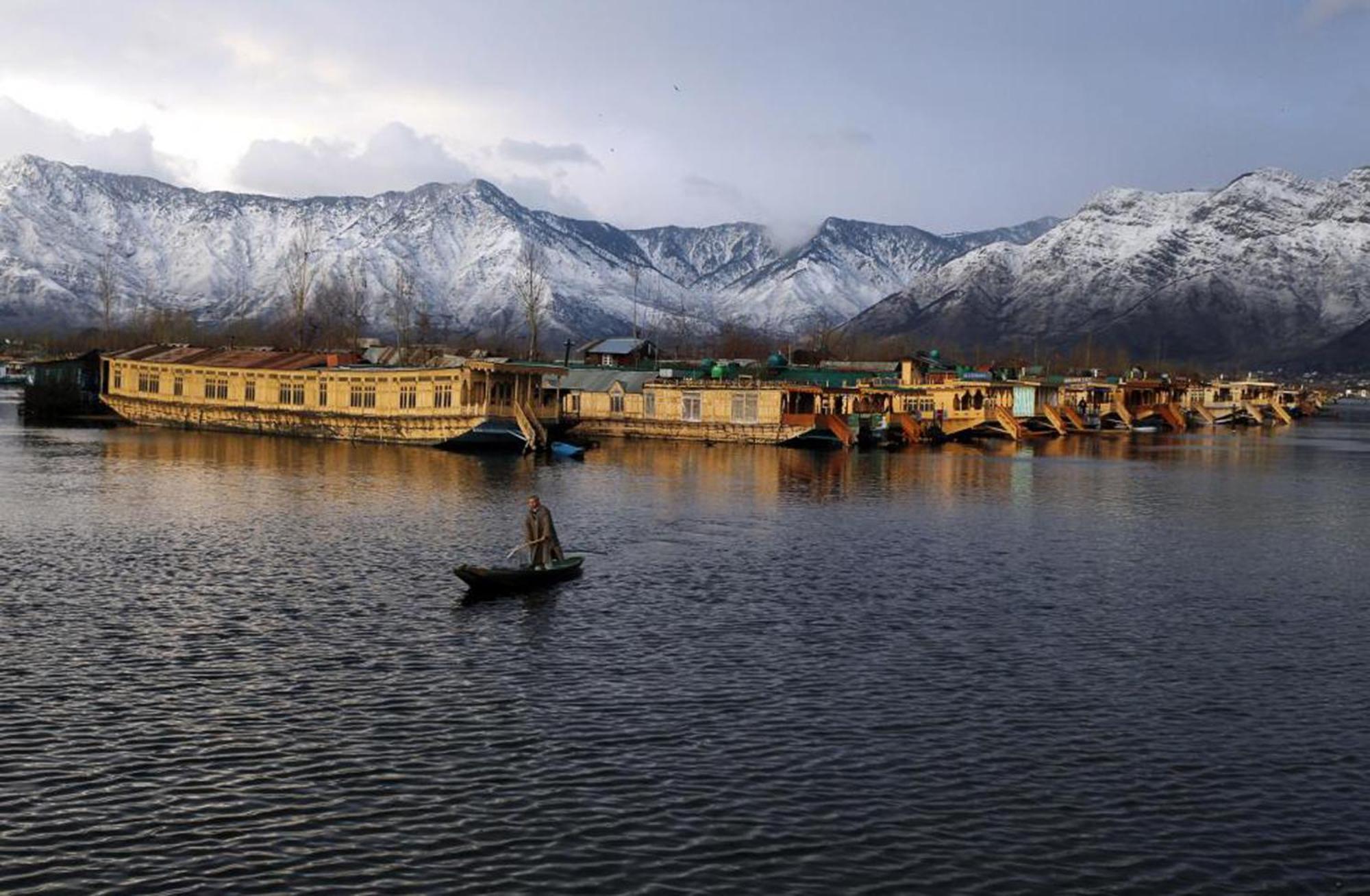 Houseboat Dunhill Srinagar (Jammu and Kashmir)