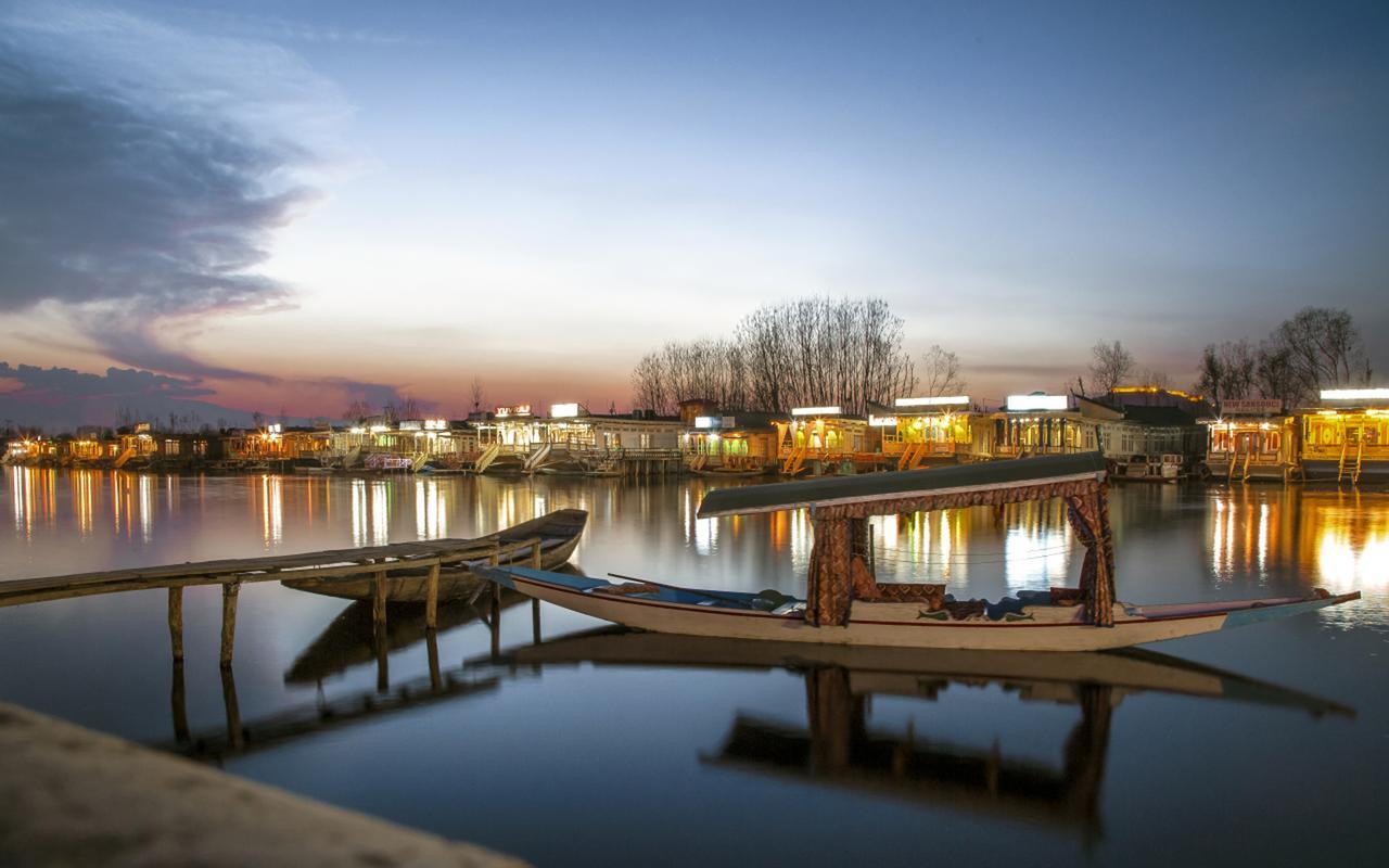 Houseboat Dunhill Srinagar (Jammu and Kashmir)