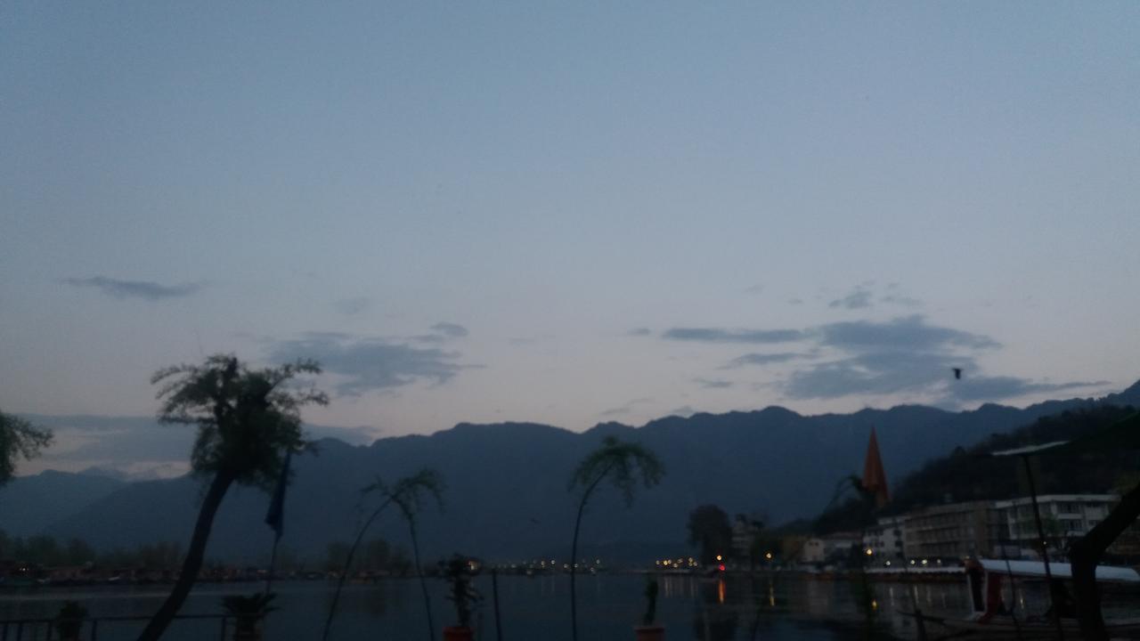 Lake Side Srinagar (Jammu and Kashmir)
