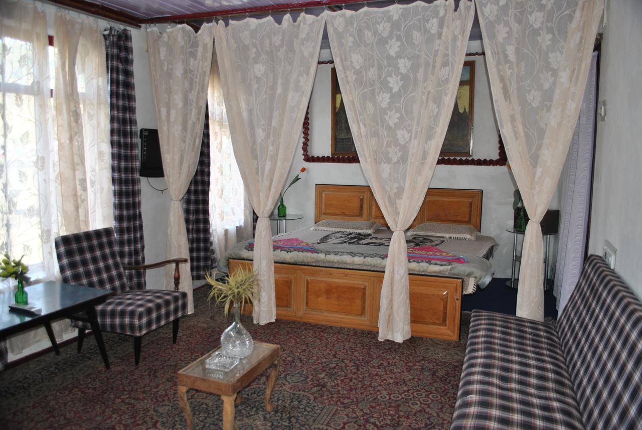 Hotel Lake Side Srinagar (Jammu and Kashmir)