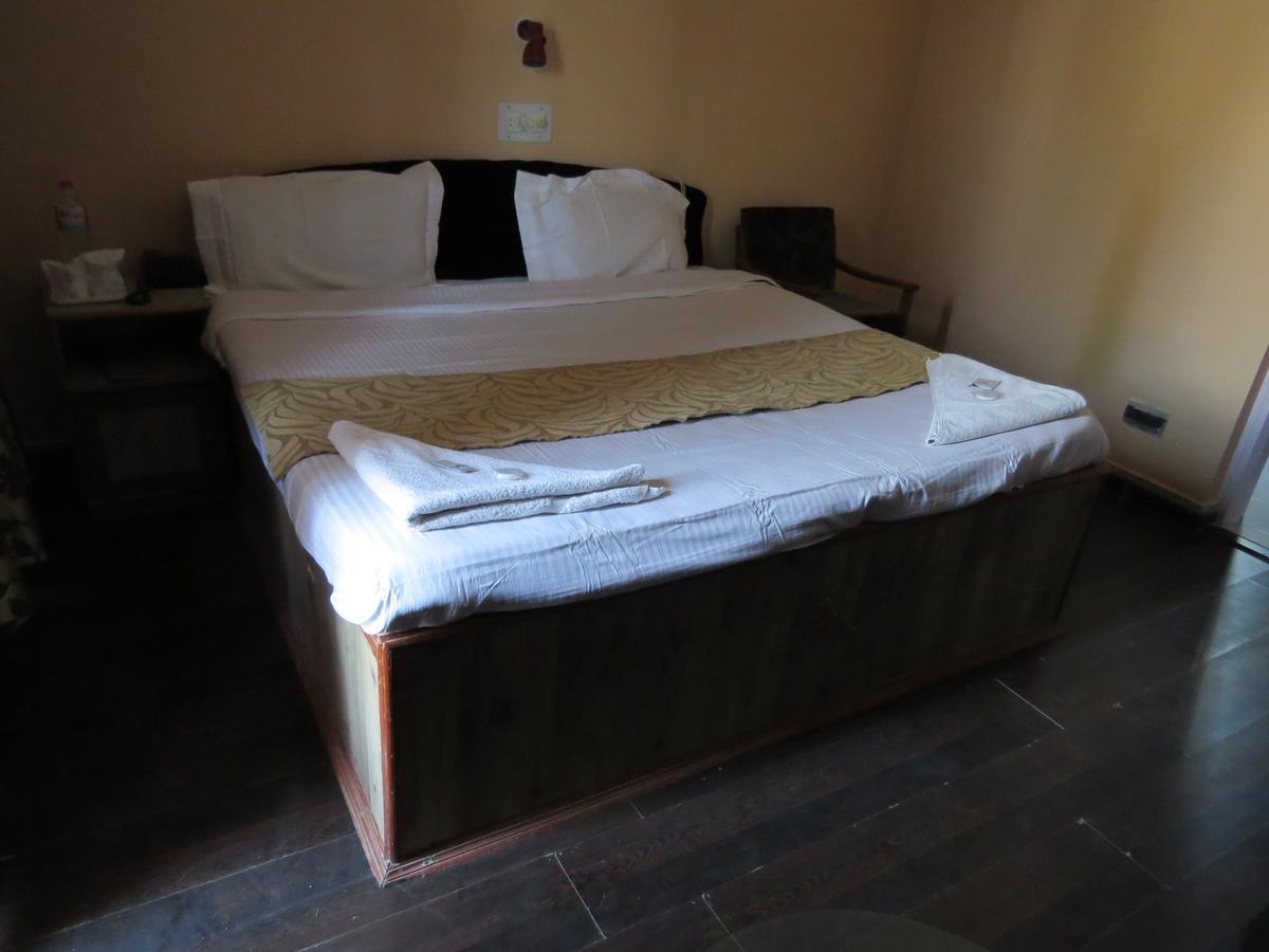 Hotel Sterling Srinagar (Jammu and Kashmir)