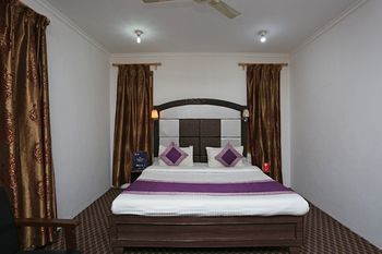 Hotel Oyo 032 Near Four Seasons Srinagar (Jammu and Kashmir)