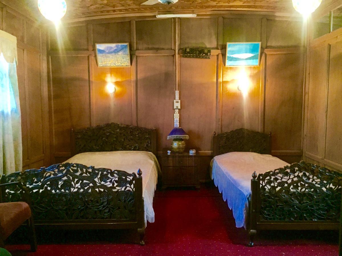 Hotel New Sea Palace Houseboats 4*