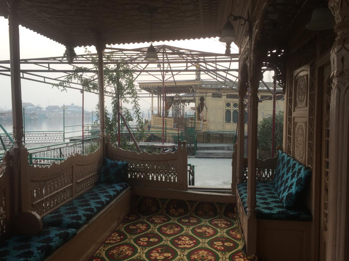 Hotel New Sea Palace Houseboats 4*