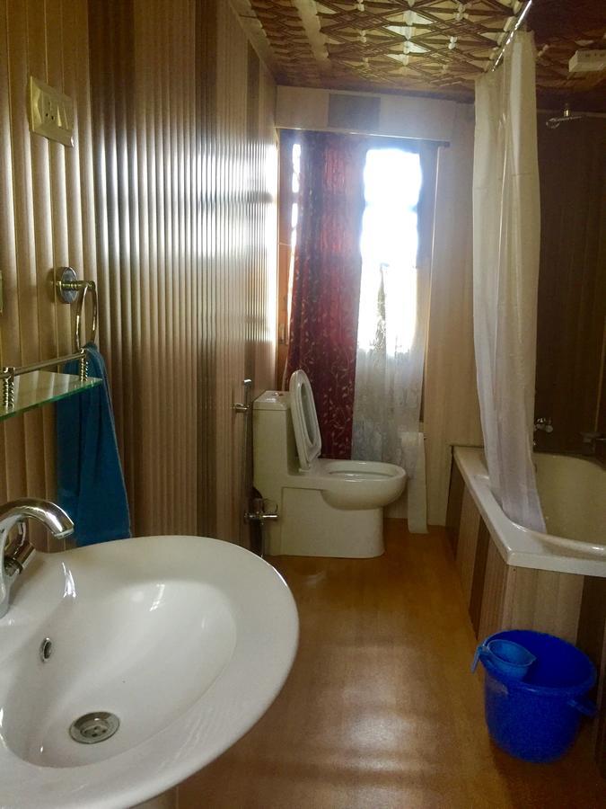 New Sea Palace Houseboats 4* Srinagar (Jammu and Kashmir)