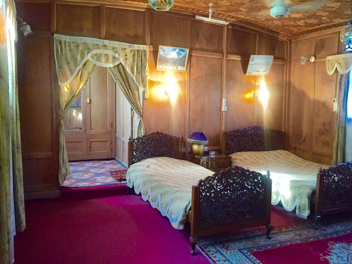 Hotel New Sea Palace Houseboats 4*