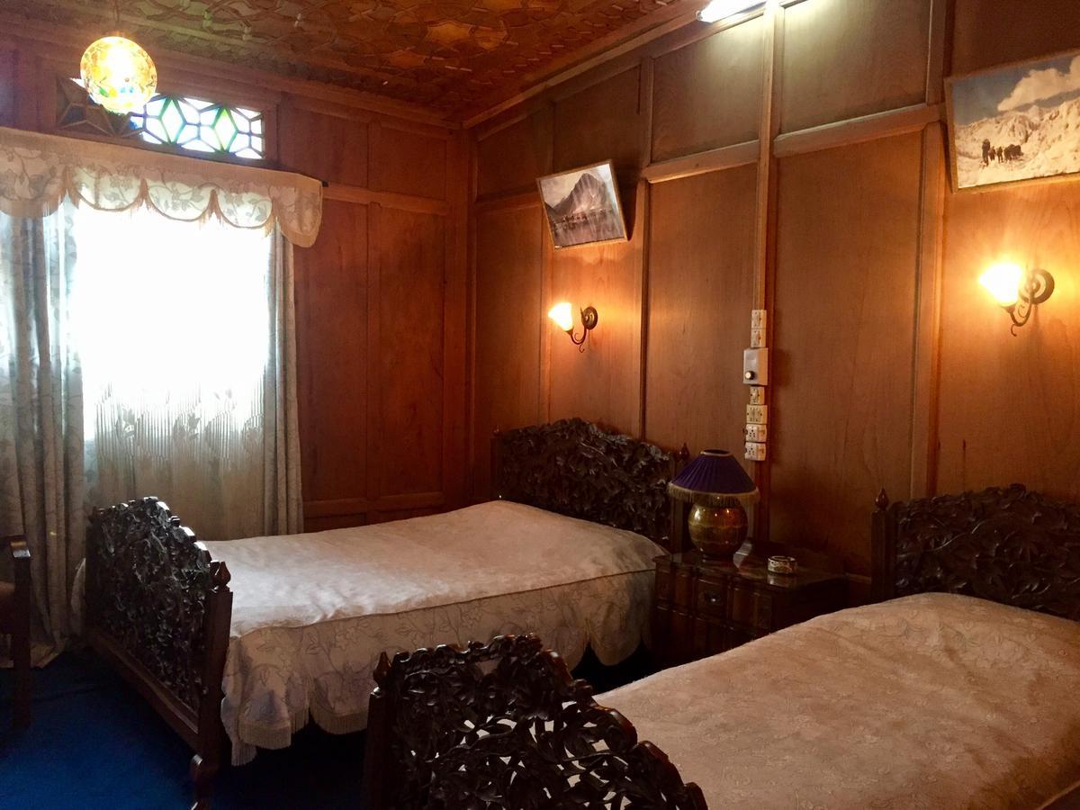 Hotel New Sea Palace Houseboats 4*