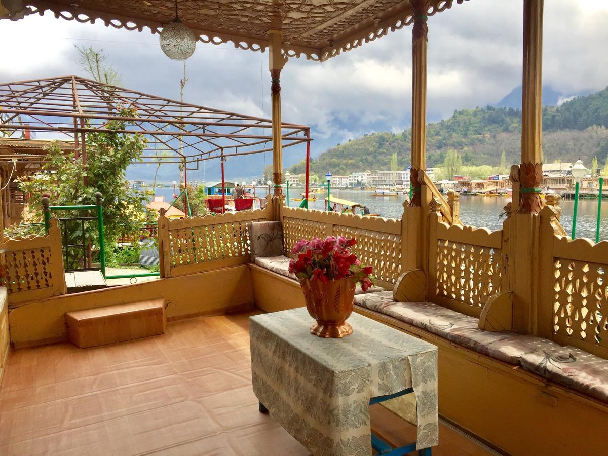 Hotel New Sea Palace Houseboats 4*