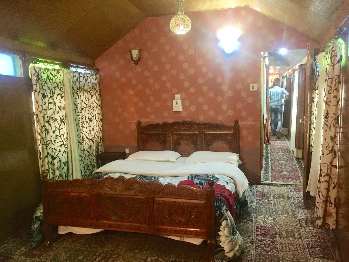 Hotel New Sea Palace Houseboats 4*