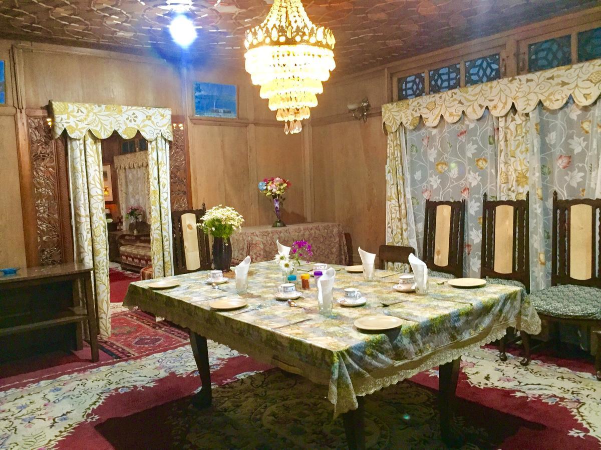 Hotel New Sea Palace Houseboats 4*
