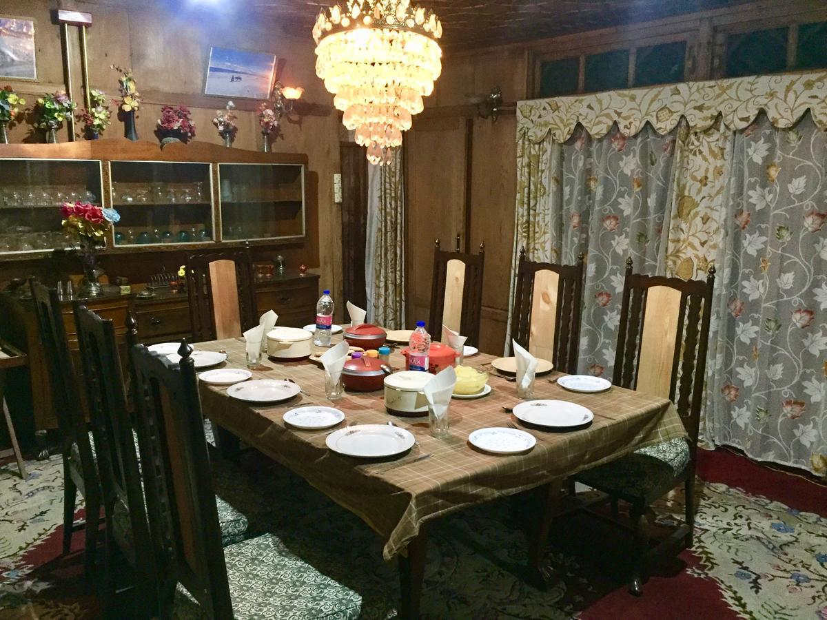 Hotel New Sea Palace Houseboats 4*