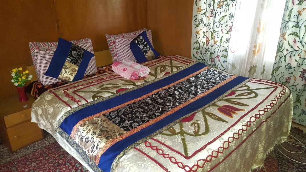 Houseboat Altaf And Transportation 4* Srinagar (Jammu and Kashmir)