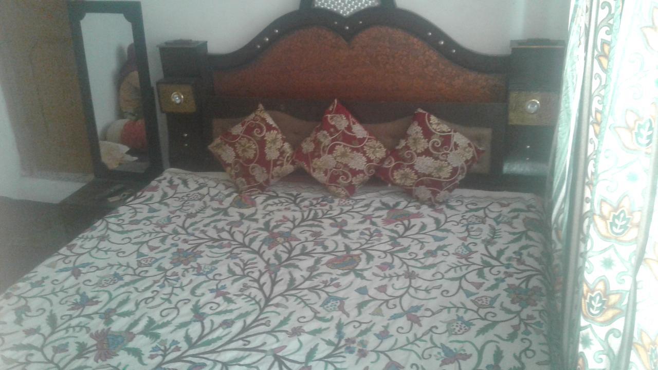 Alamdar * Srinagar (Jammu and Kashmir)