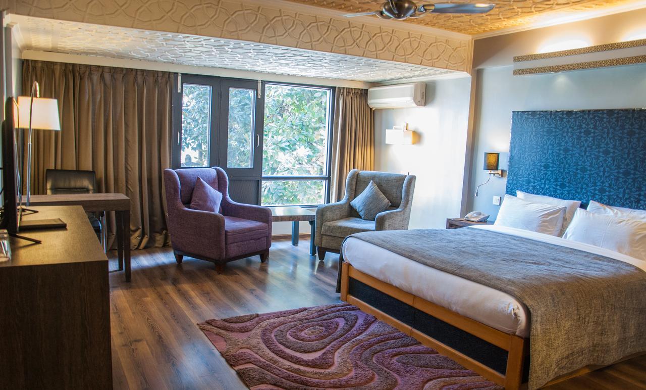 Hotel Ahdoos Srinagar (Jammu and Kashmir)