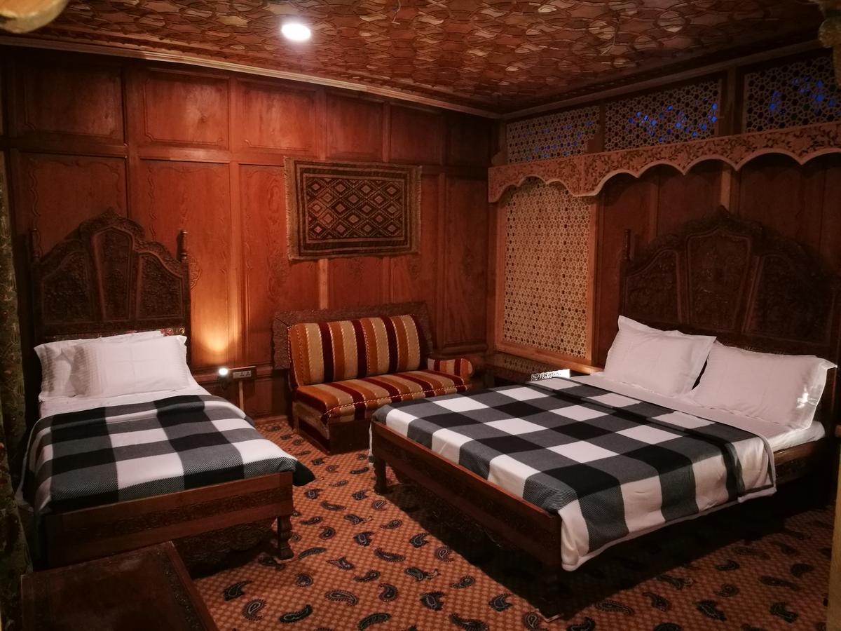 S Group Of Houseboat