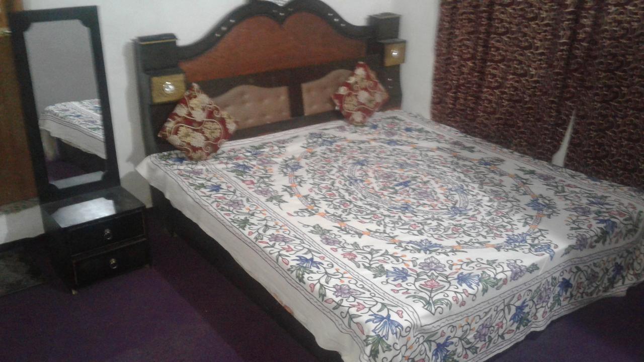 Alamdar * Srinagar (Jammu and Kashmir)
