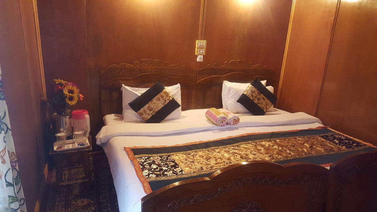 Houseboat Altaf And Transportation Botel