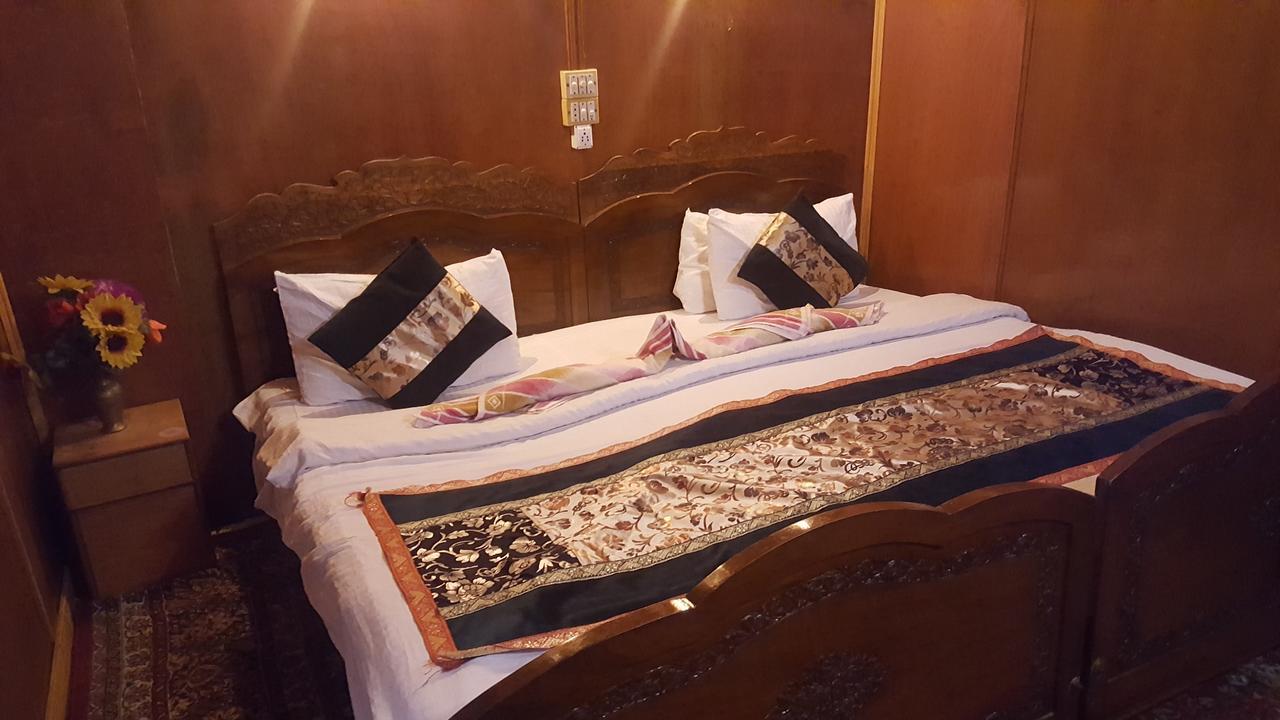 Houseboat Altaf And Transportation 4* Srinagar (Jammu and Kashmir)
