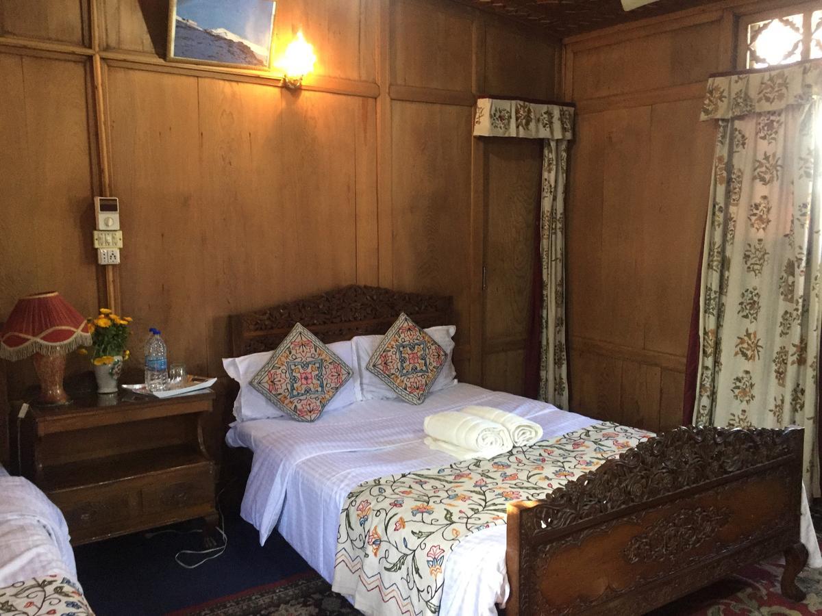 New Sea Palace Houseboats Hotel