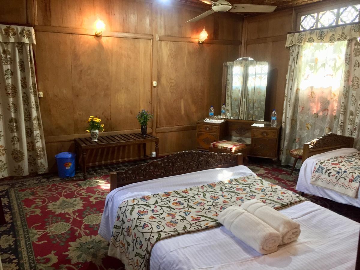 New Sea Palace Houseboats 4*
