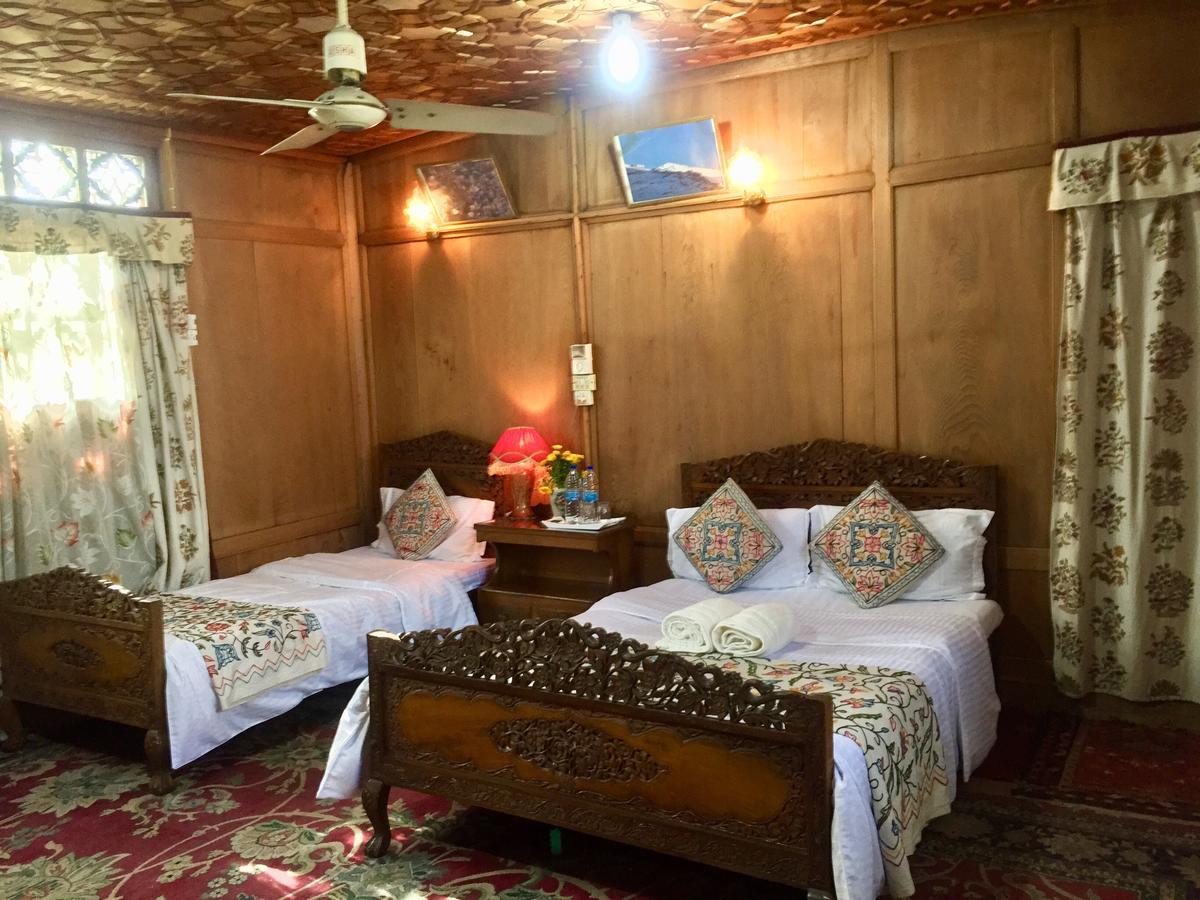 New Sea Palace Houseboats