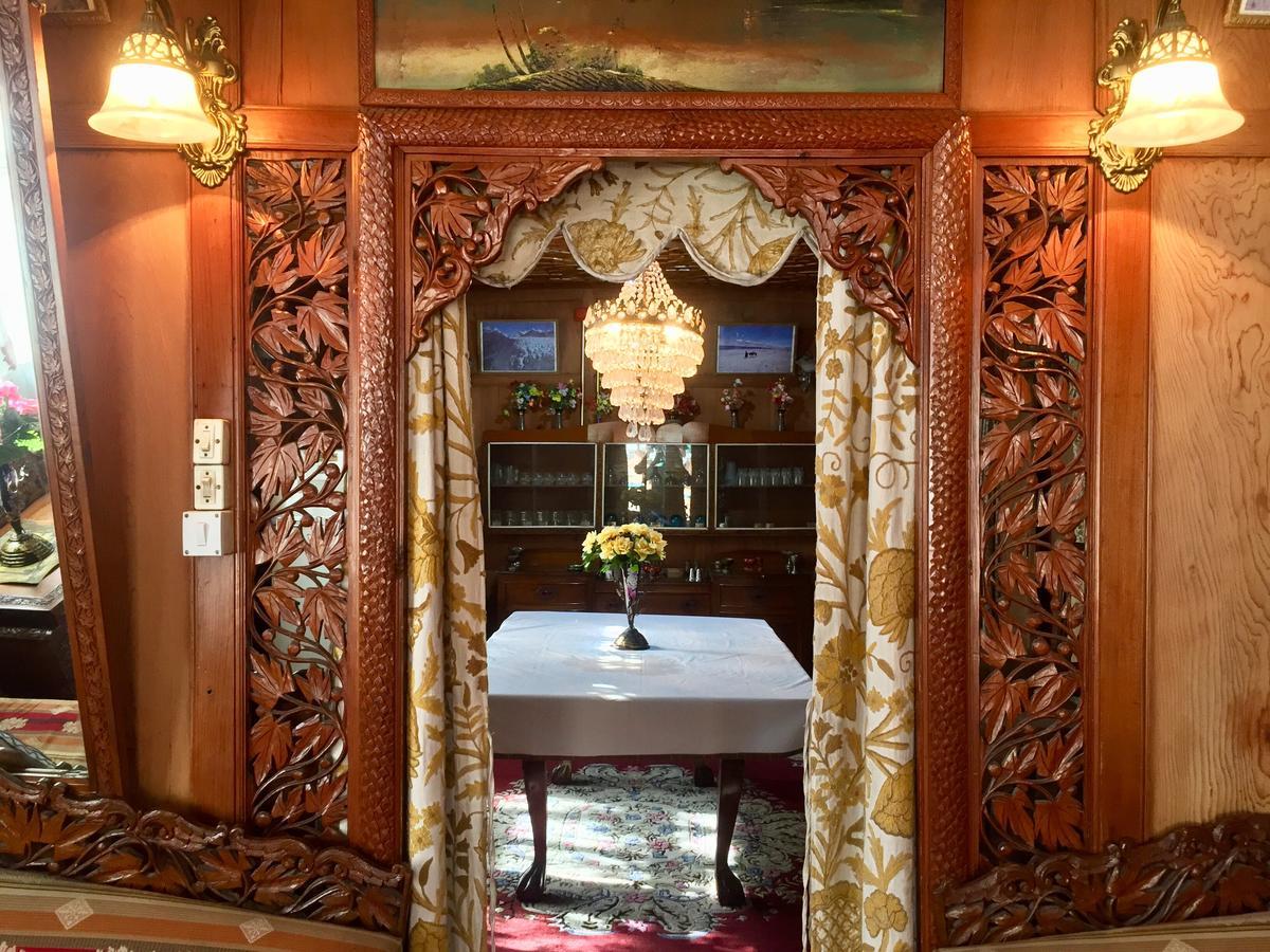 New Sea Palace Houseboats 4*