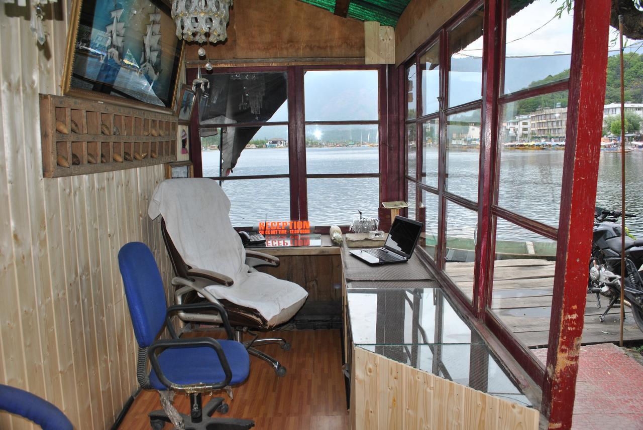 Lake Side Srinagar (Jammu and Kashmir)