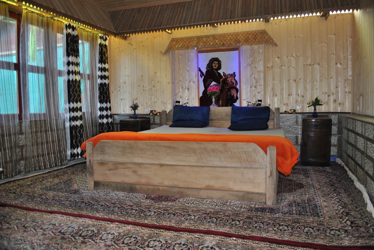 Lake Side Hotel Srinagar (Jammu and Kashmir)