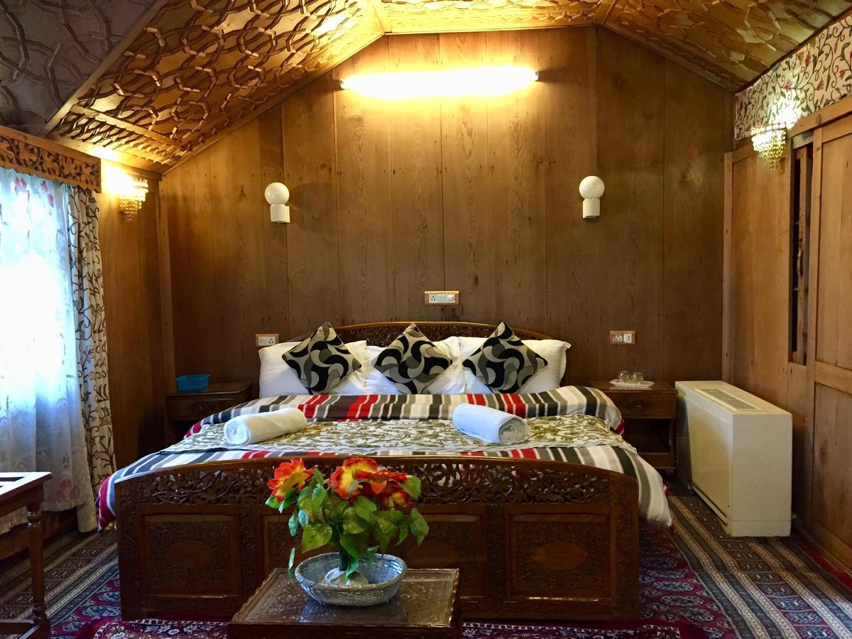 New Sea Palace Houseboats Hotel 4*