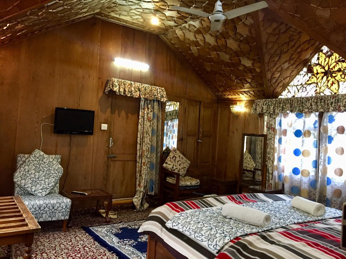 Hotel New Sea Palace Houseboats 4*