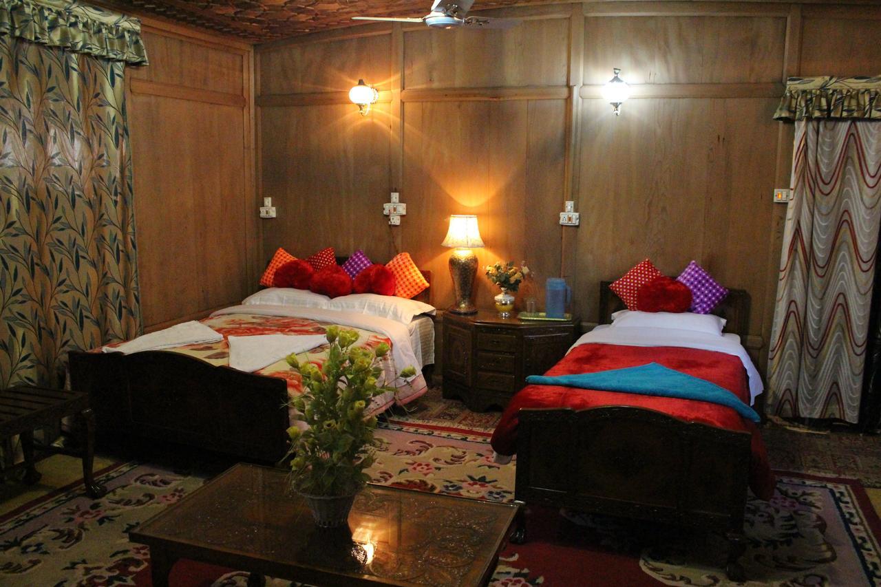 Botel Chicago Group Of Houseboats Srinagar (Jammu and Kashmir)
