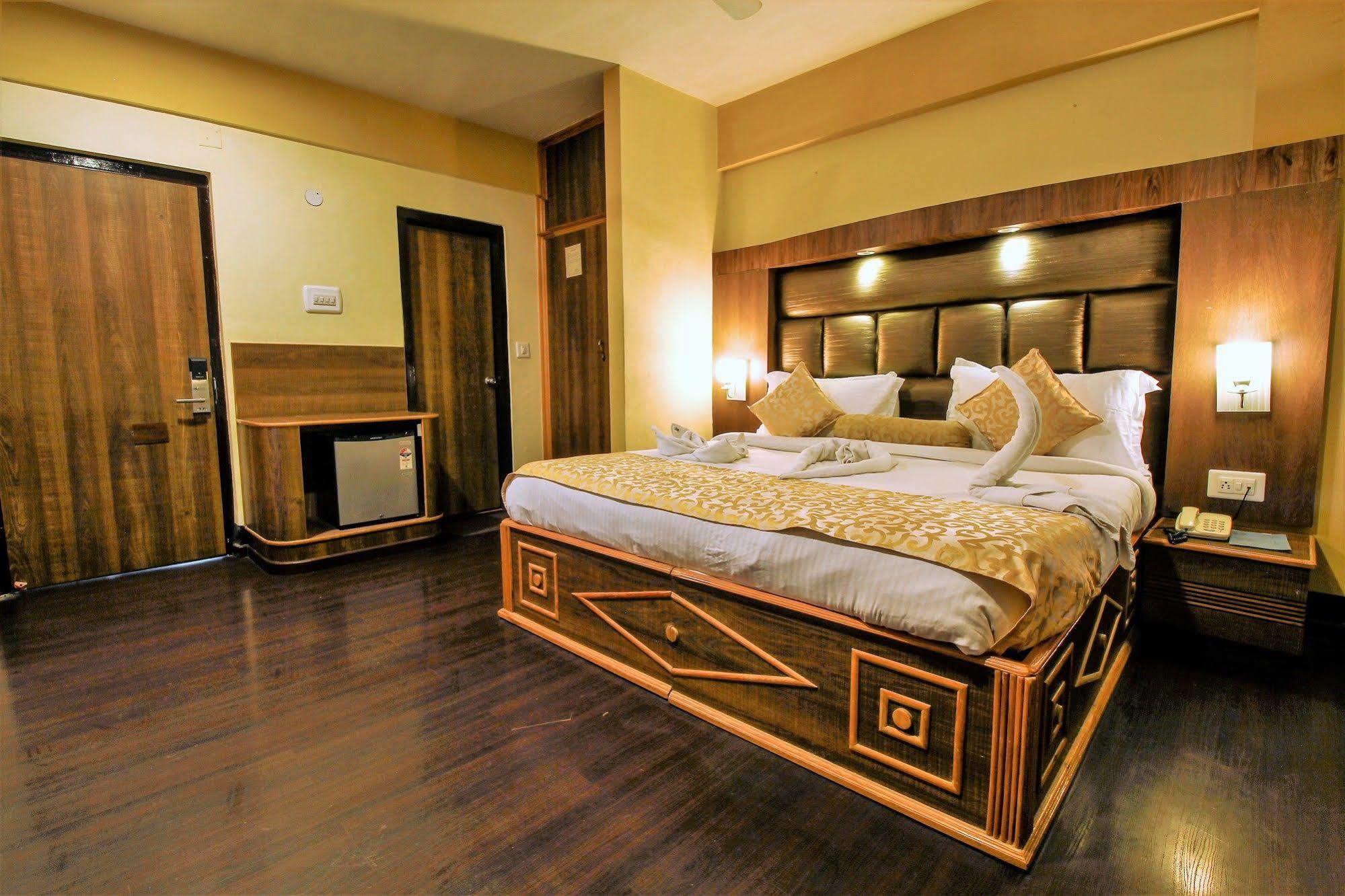 Welcome At Dal Hotel Srinagar (Jammu and Kashmir)