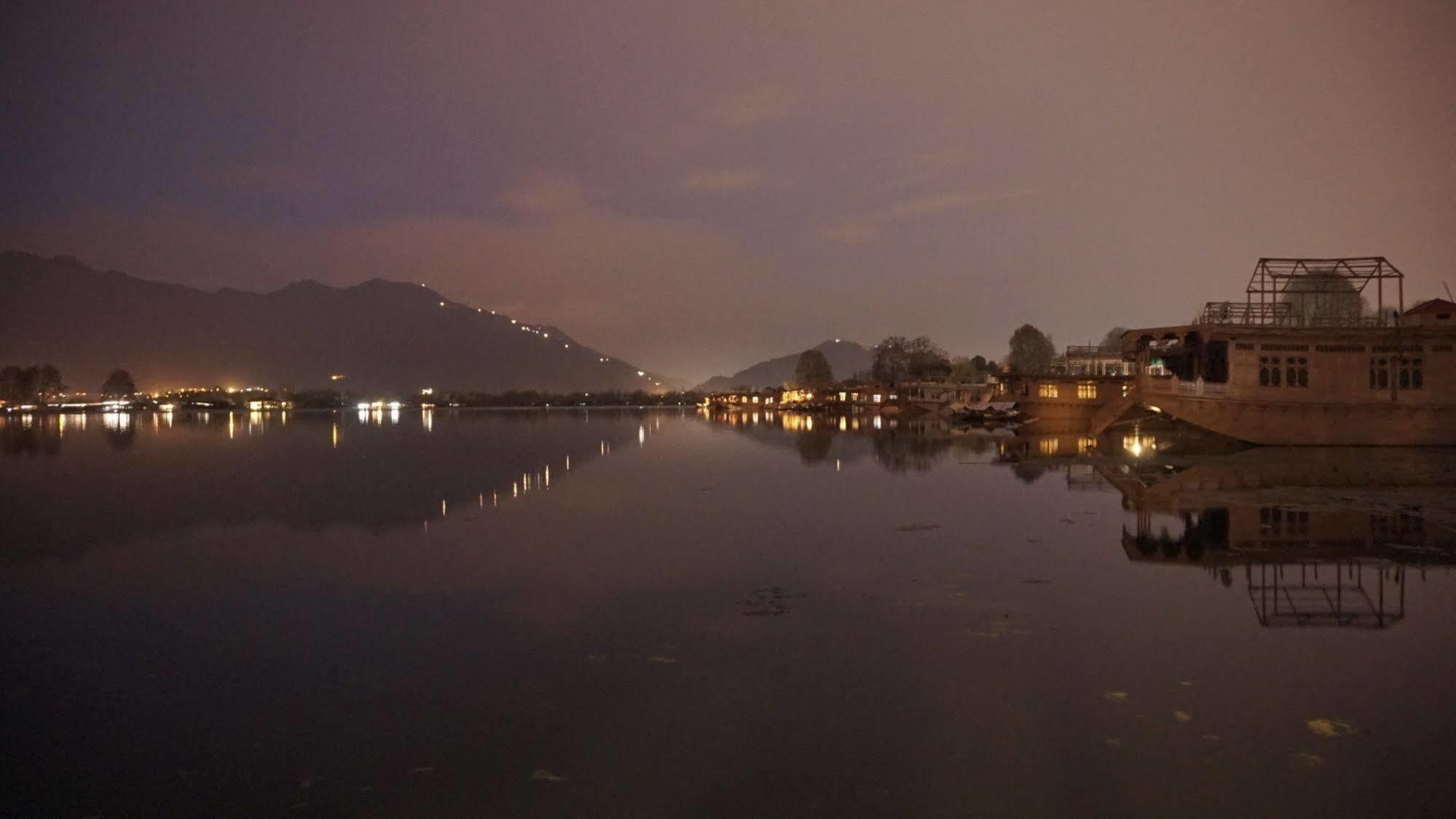 Hotel New Jacquline Heritage Houseboats