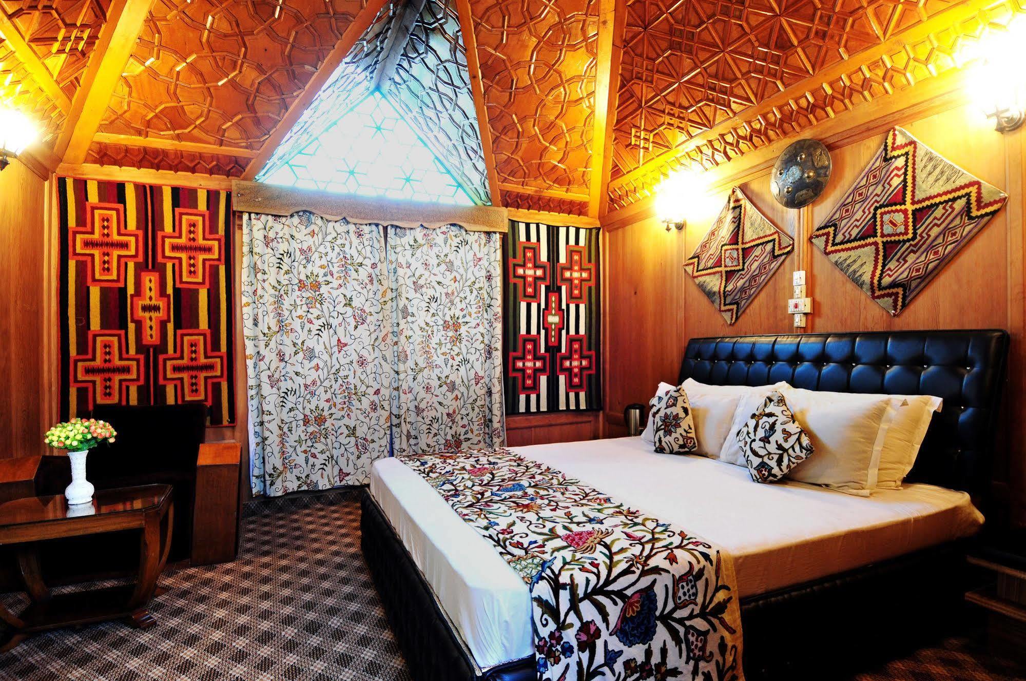 New Jacquline Heritage Houseboats Hotel