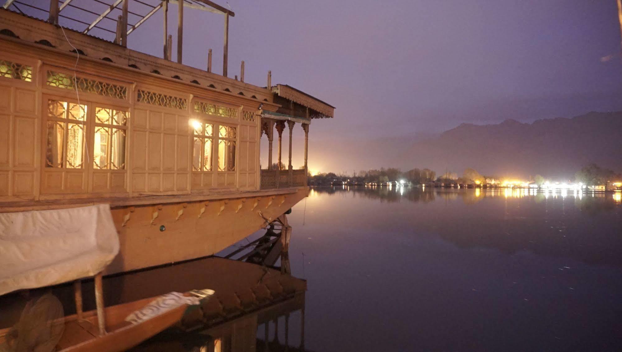 Hotel New Jacquline Heritage Houseboats