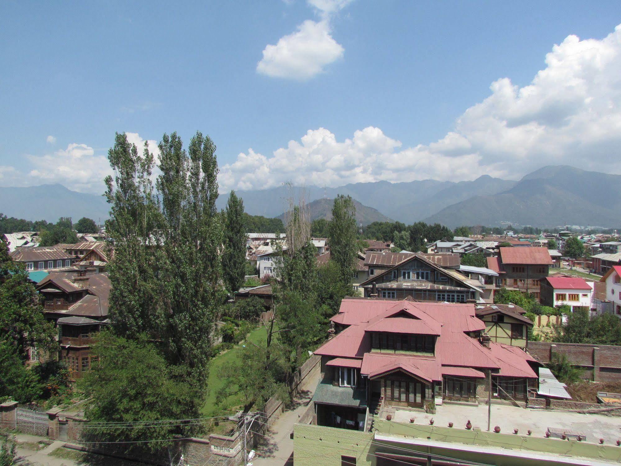 Hotel Pine Spring Wazir Bagh 3*