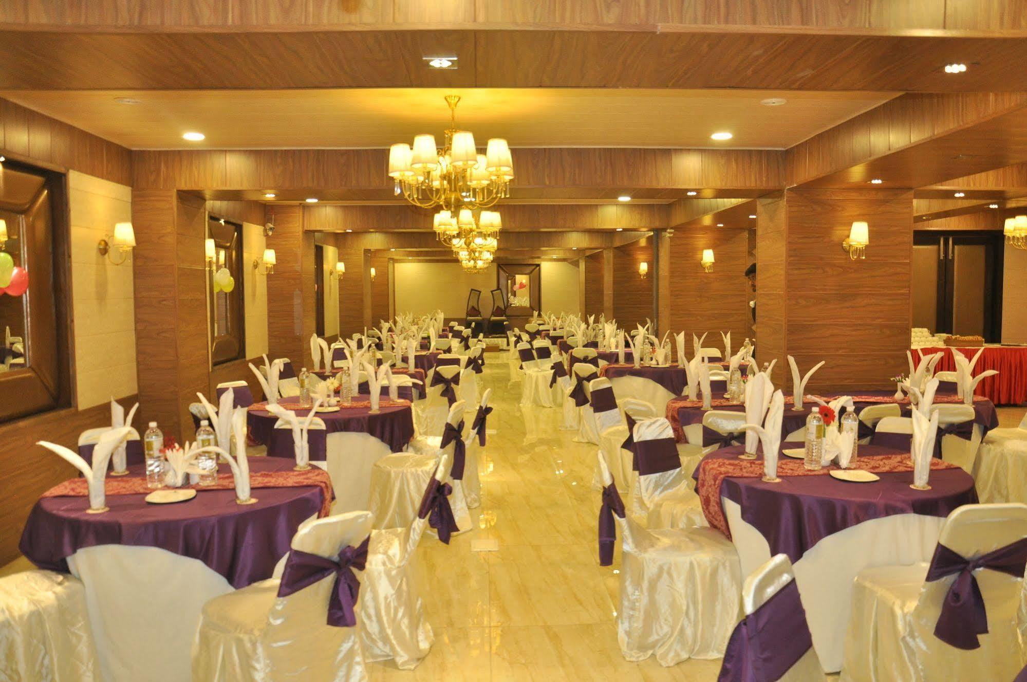 Hotel Pine Spring Wazir Bagh 3*