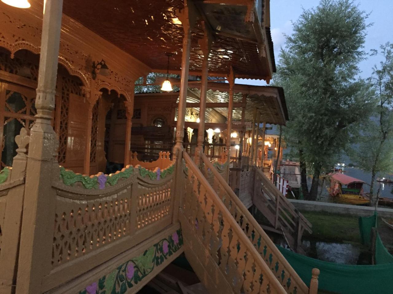 New Sea Palace Houseboats 4*